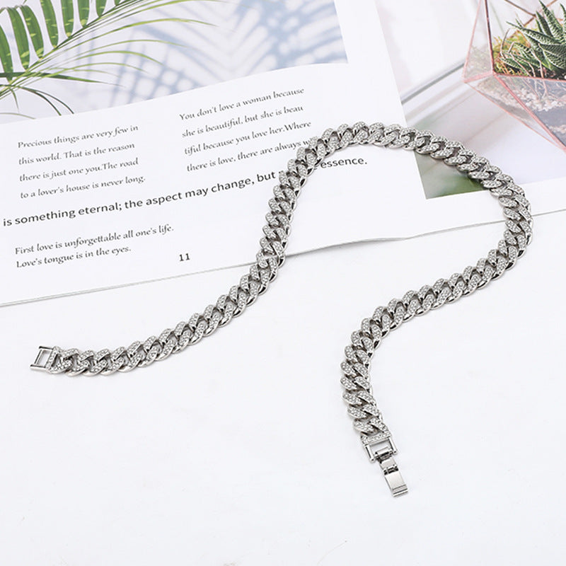 Łańcuch kubański 12 mm ułożony w fali — ujęcie aranżacyjne